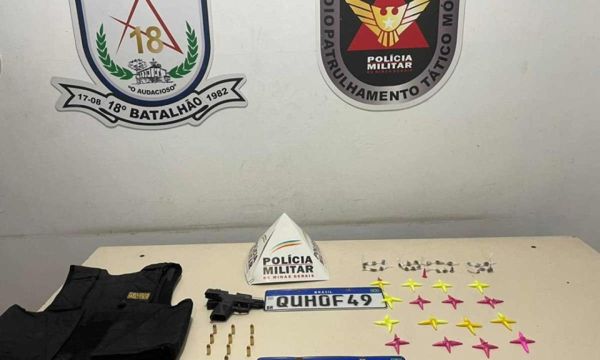 Polícia apreendeu um colete à prova de bala da polícia, um veículo roubado, 65 pinos de cocaína, 12 buchas de maconha, uma arma de fogo e munições -  (crédito: PMMG/Divulgação)