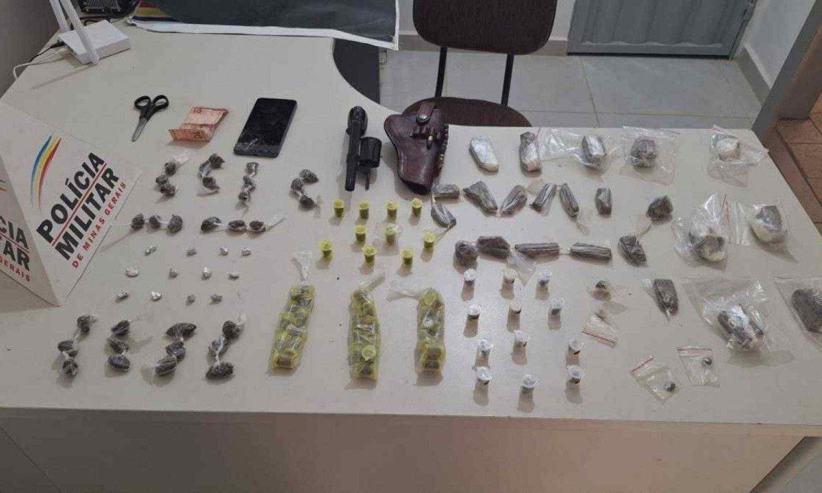 Droga apreendida na mochila de homem que usava cemitério para a venda de drogas -  (crédito: PMMG/Divulgação)