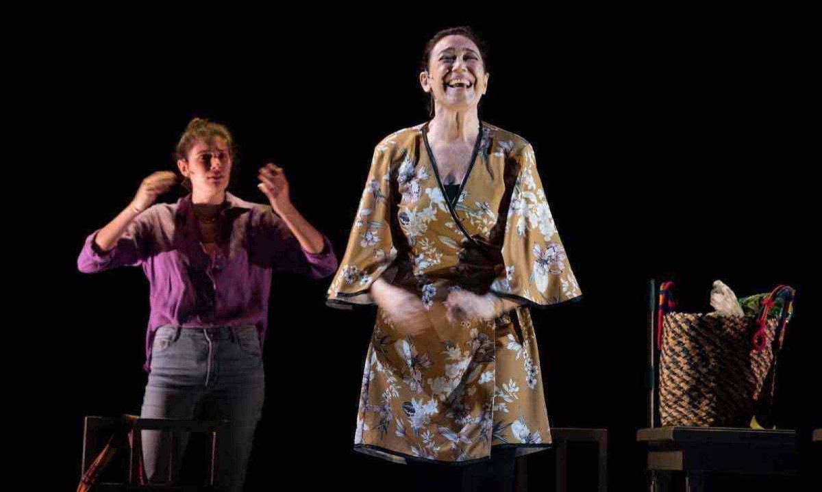 Em tom de comédia dramática, o texto de Gustavo Pinheiro faz as personagens Amanda (Giulia Bertolli) e Laurita (Lilia Cabral) descobrirem improváveis afinidades  -  (crédito: Priscila Prade/Divulgação)