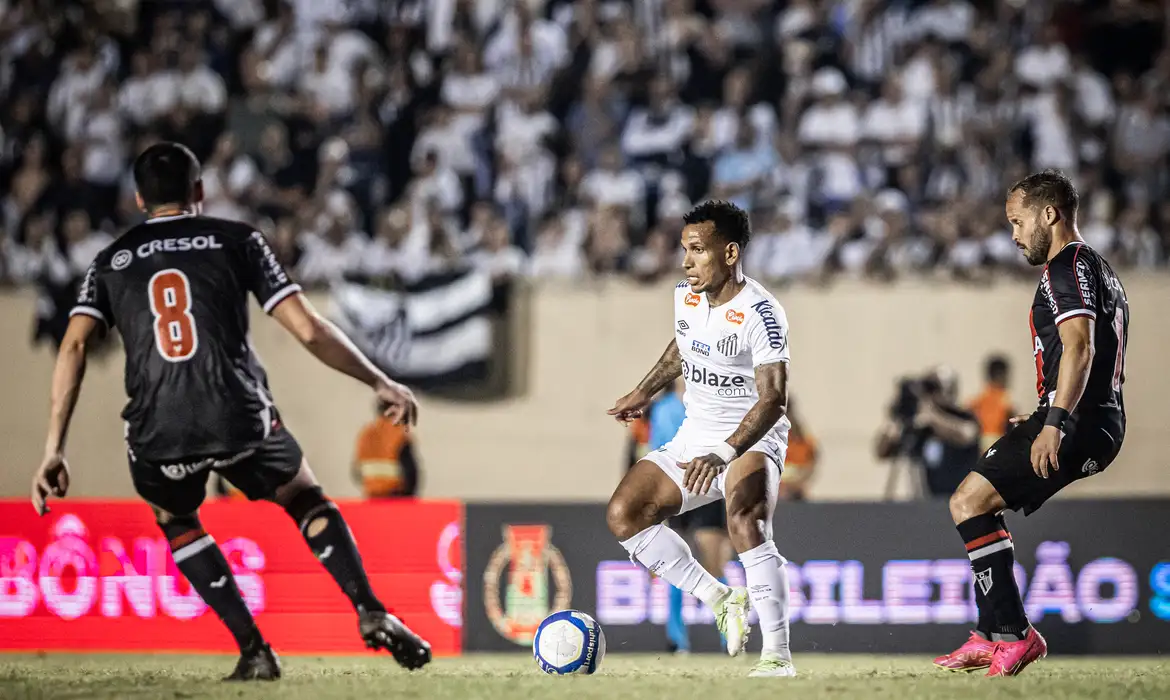 Tentando se aproximar da liderança, Santos visita o Botafogo-SP -  (crédito: EBC)