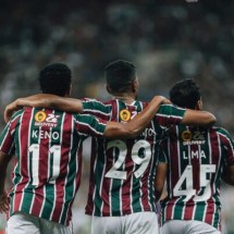 Keno, THiago Santos e Lima  ferstejam o gol do Fluminense -  (crédito: Foto: Lucas Merçon/Fluminense)