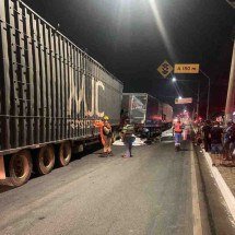 Acidente com três caminhões fecha faixa da Via Expressa na Grande BH  - Reprodução
