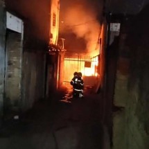 Briga entre vizinhos teria motivado fogo que ameaçou casas em cidade de MG - Divulga&ccedil;&atilde;o / Corpo de Bombeiros