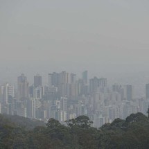 Céu 'enfumaçado': UFMG quer entender qual o 'DNA' da poeira no ar de BH - Leandro Couri / EM / D.A.Press
