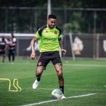 Jair em ação no treinamento do Vasco nesta quarta-feira (18) -  (crédito: Foto: Matheus Lima / Vasco)