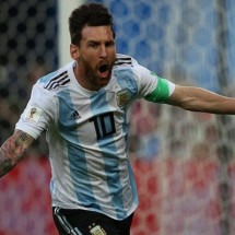 Messi deixou de ser expulso, mas isso custou o uniforme  -  (crédito: Foto: Charly Triballeau/ AFP)