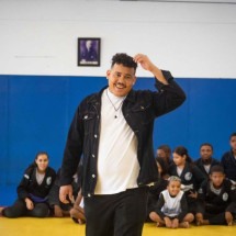 Lucas Buda usa fama para salvar projeto social na Maré - Divulgação