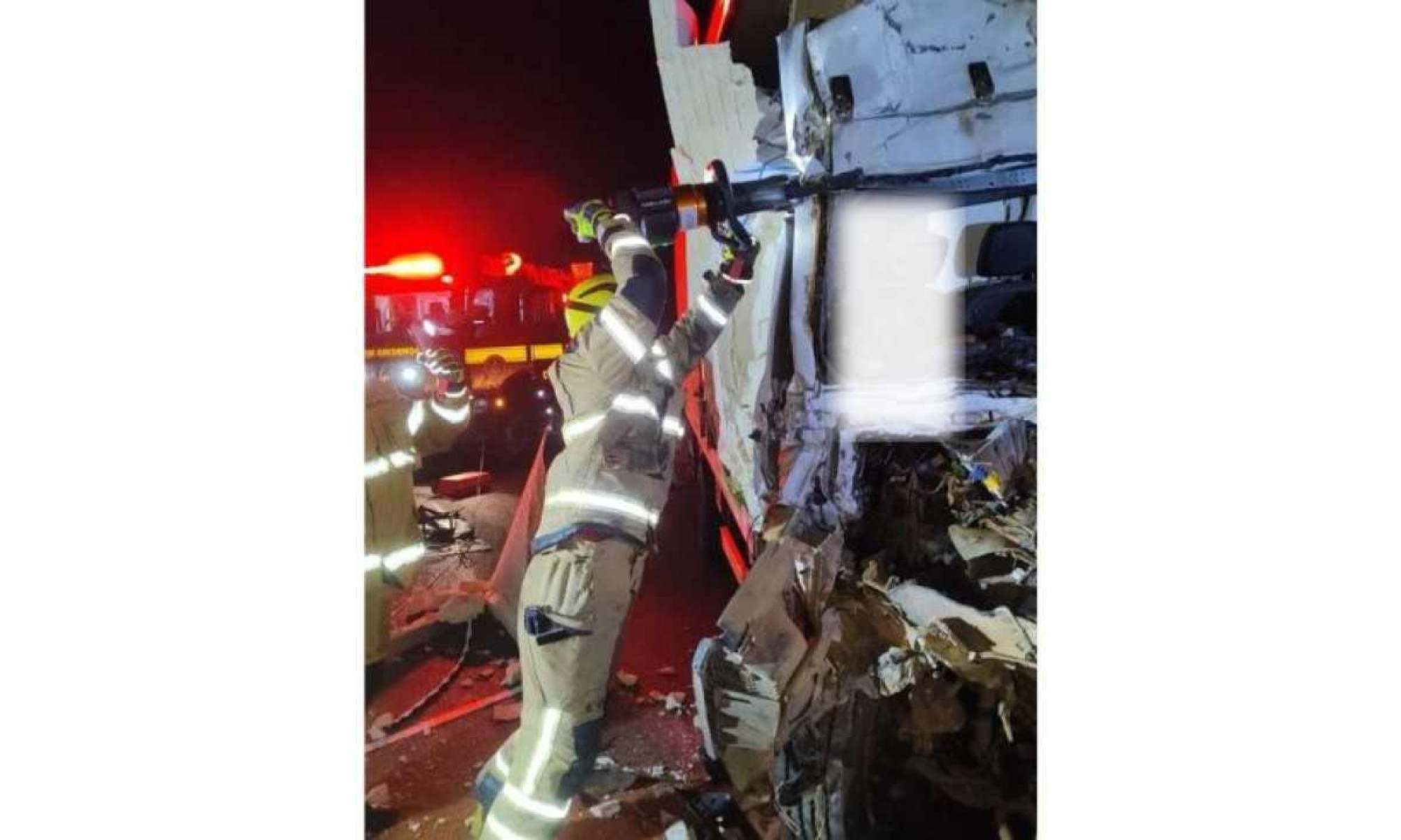 Motorista foi resgatado em estado grave e passageiro morreu no local do acidente -  (crédito: CBMMG)