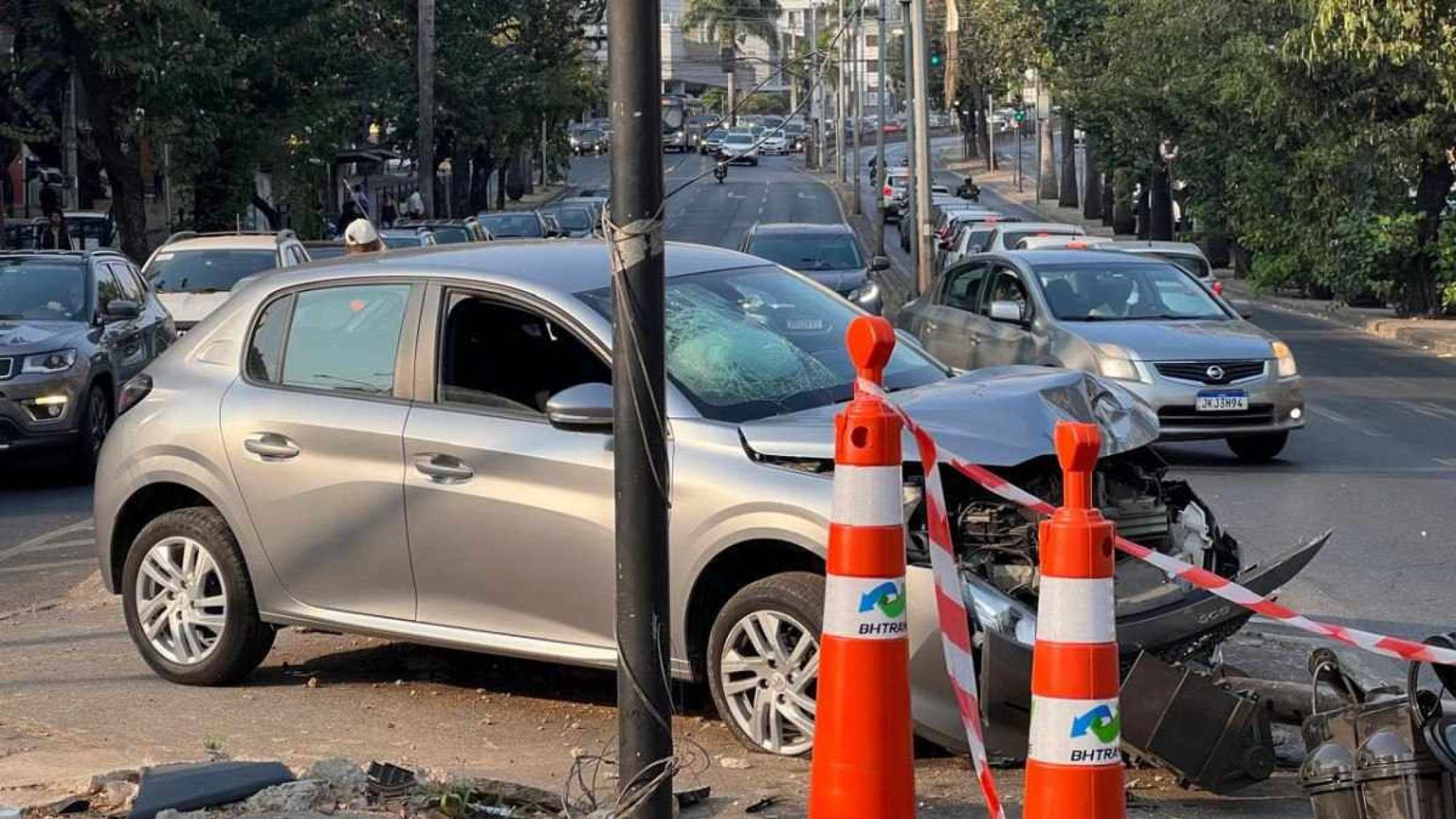 BH: motorista derruba sinal de trânsito em importante avenida da capital