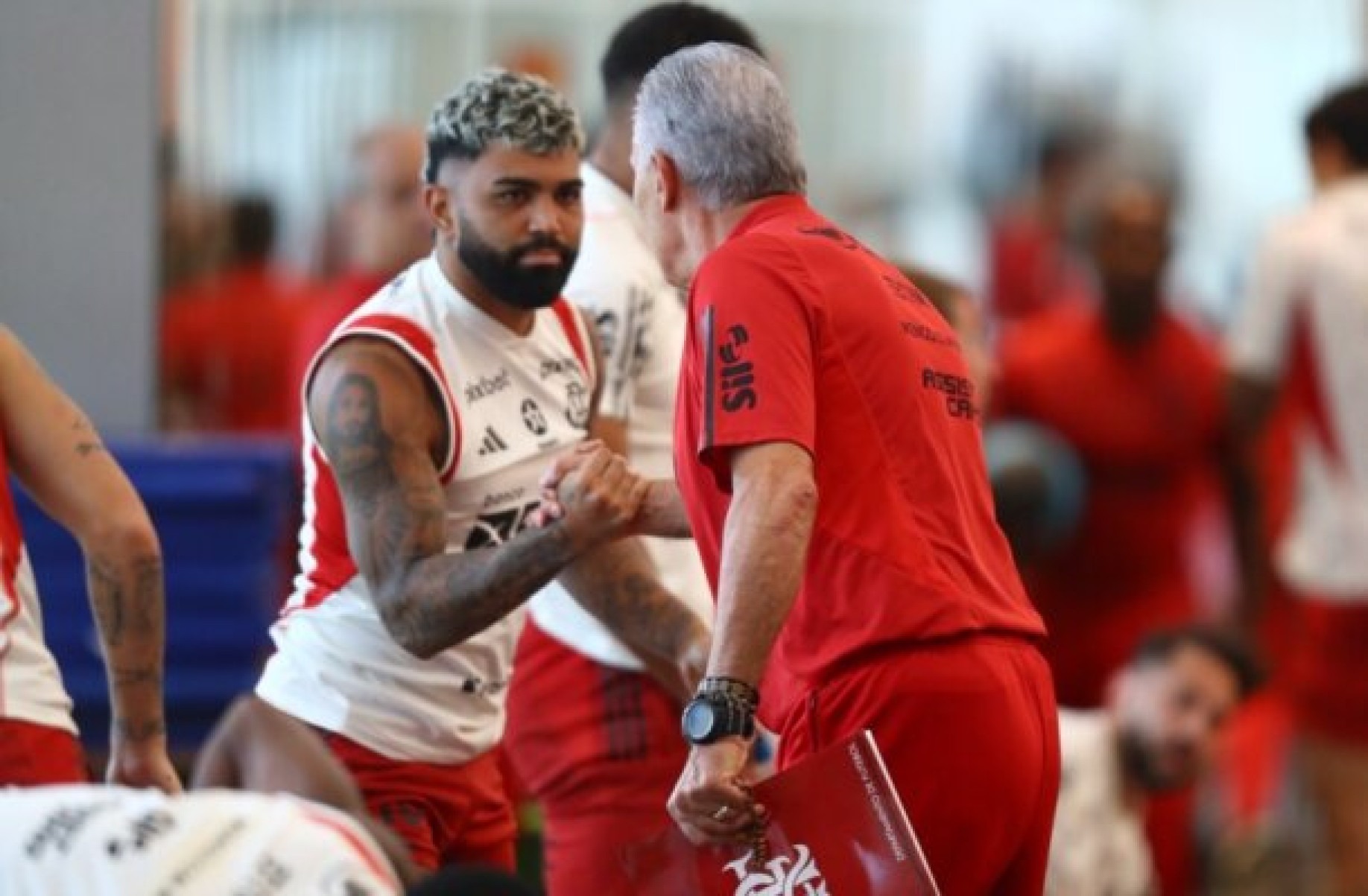 Ex-técnico do Flamengo sai em defesa de Gabigol e cobra Tite por meritocracia no ataque