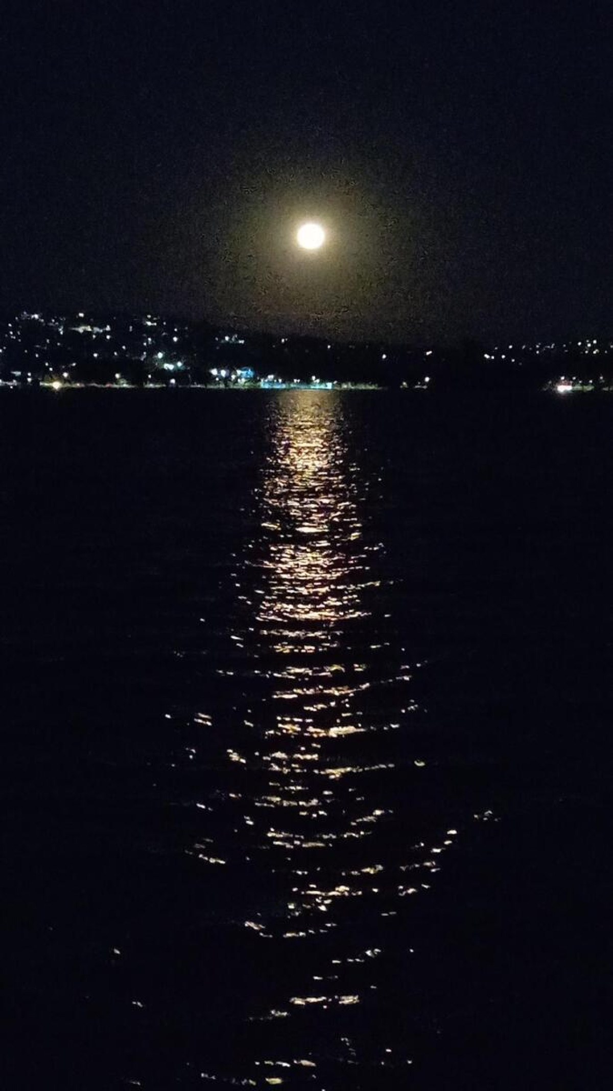  Lua Cheia vista bem de frente à Casa da Orla. Espetáculo quando ilumina a Lagoa Central