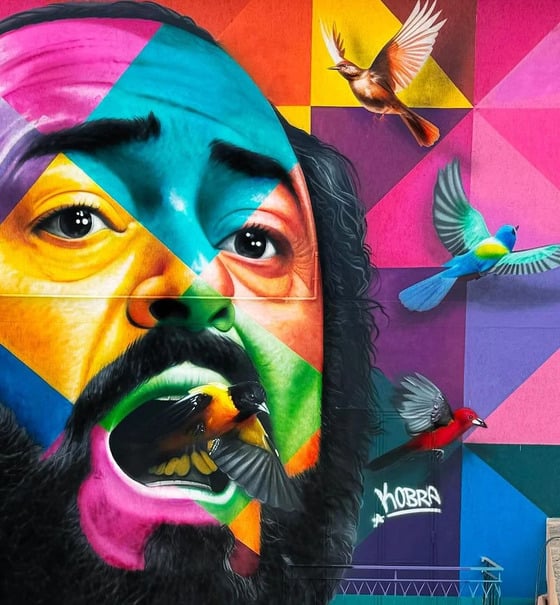 Pássaros saem da boca de Pavarotti na homenagem de Kobra ao tenor italiano