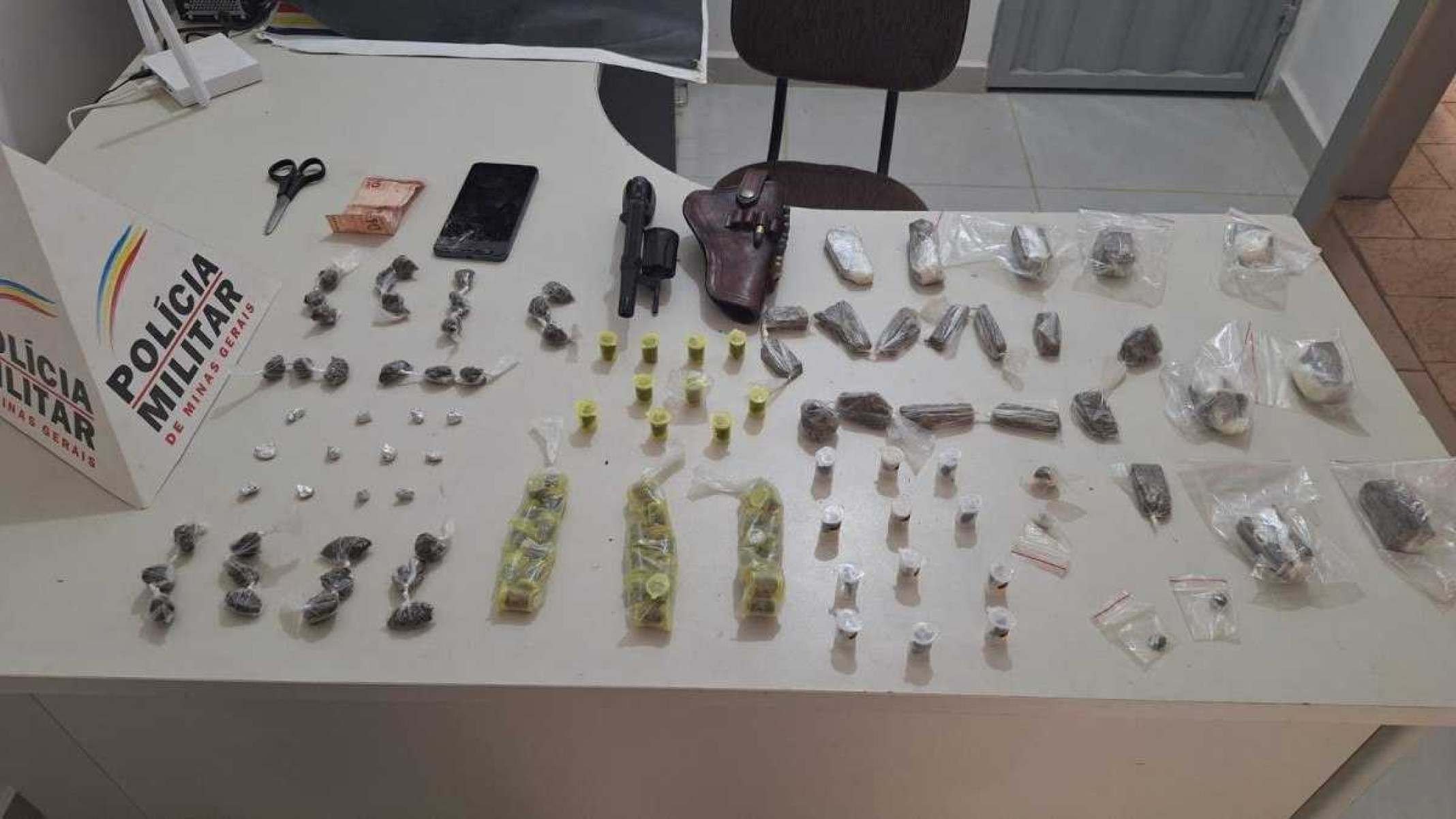 Traficante que vendia drogas em cemitério é preso sentado em sepultura