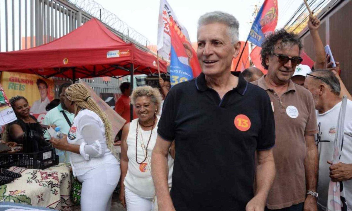 Rogério Correia participou de caminhada no Bairro Padre Eustáquio, na Região Noroeste de Belo Horizonte -  (crédito: Túlio Santos/EM/D.A Press)