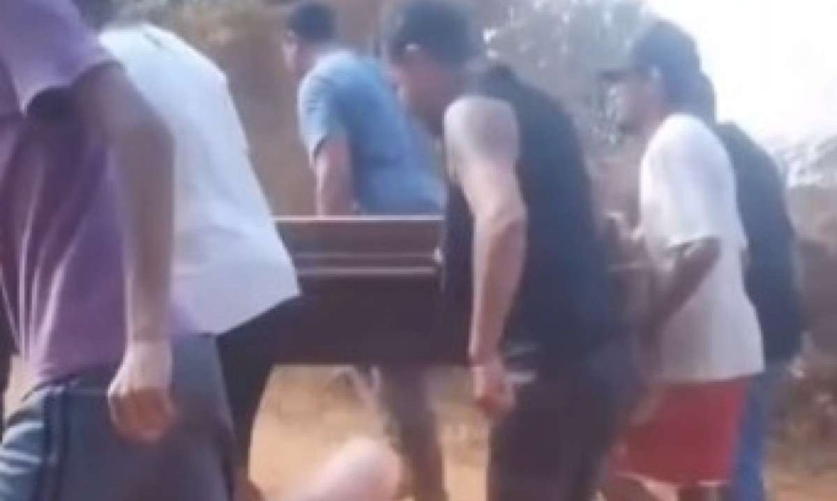 A rua, que n&atilde;o &eacute; asfaltada, foi molhada por um caminh&atilde;o pipa e ficou coberta de lama, o que teria impedido o carro da funer&aacute;ria de passar -  (crédito: Reprodu&ccedil;&atilde;o redes sociais)