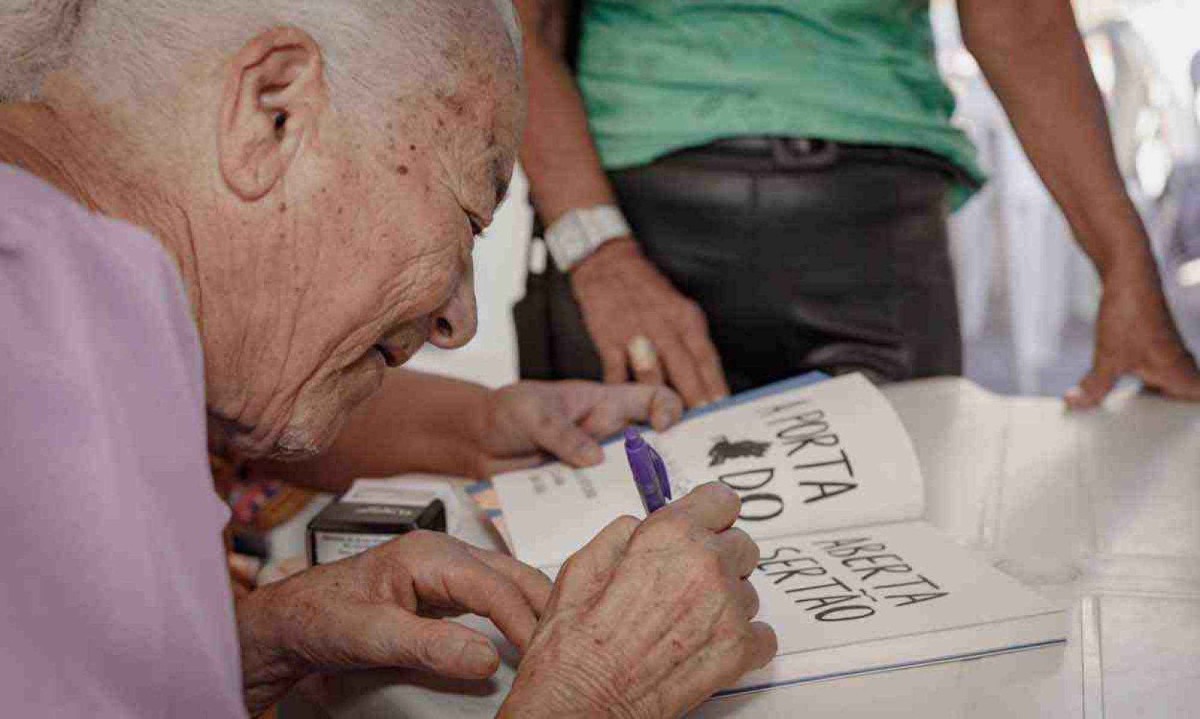 Natural da Fazenda Menino, em Arinos, Vó Geralda autografa seu livro hoje, no festival Artes Vertentes -  (crédito: Editora Relicário/Divulgação)