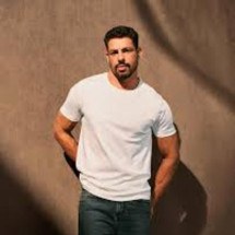 Cauã Reymond escolhe os jeans Aramis por sua combinação imbatível de conforto