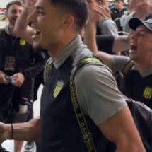 Jogadores e torcedores do Peñarol fizeram festa no Galeão após vitória sobre o Flamengo -  (crédito: Foto: Reprodução/Instagram)