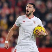  SEVILLE, SPAIN - JANUARY 12: Rafa Mir of Sevilla FC celebrates scoring his team's first goal during the LaLiga EA Sports match between Sevilla FC and Deportivo Alaves at Estadio Ramon Sanchez Pizjuan on January 12, 2024 in Seville, Spain. (Photo by Fran Santiago/Getty Images)
     -  (crédito:  Getty Images)