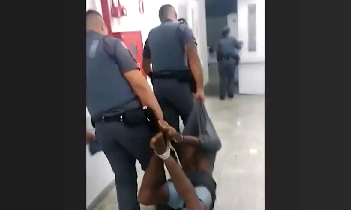 Justiça militar absolve policiais que tinham levado homem amarrado -  (crédito: EBC)