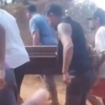 Rua sem asfalto impede carro funerário, e moradores levam caixão a pé - Reprodu&ccedil;&atilde;o redes sociais