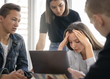 Simulação de pessoas com expressão preocupada, triste e de desespero diante de computador -  (crédito: Freepik)
