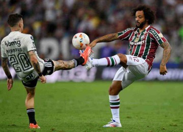 Na disputa entre Atlético, de Bernard, e Fluminense, de Marcelo, melhor para o time carioca, que fez 1 a 0 no jogo de ida das quartas da Libertadores, no Maracanã -  (crédito: Daniel RAMALHO / AFP)