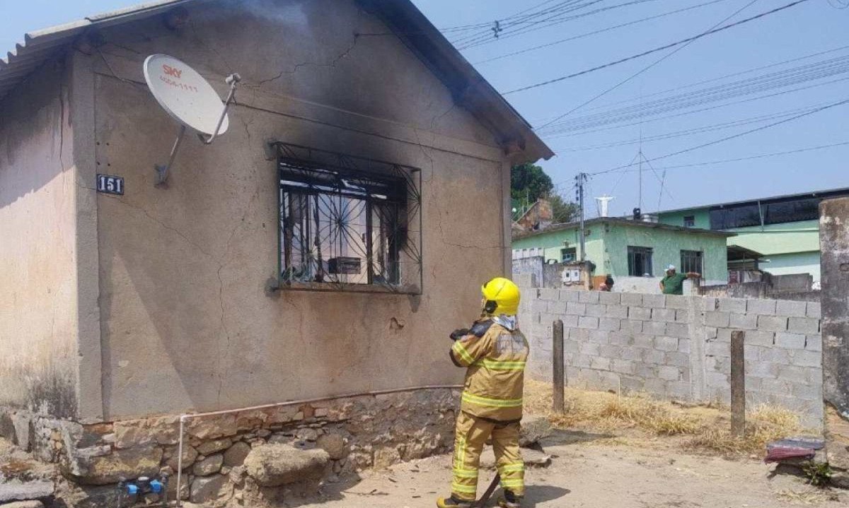 Um fogão, um armário pequeno e uma geladeira, que estavam na cozinha, não chegaram a ser consumidos pelo fogo, mas ficaram danificados -  (crédito: CBMMG)