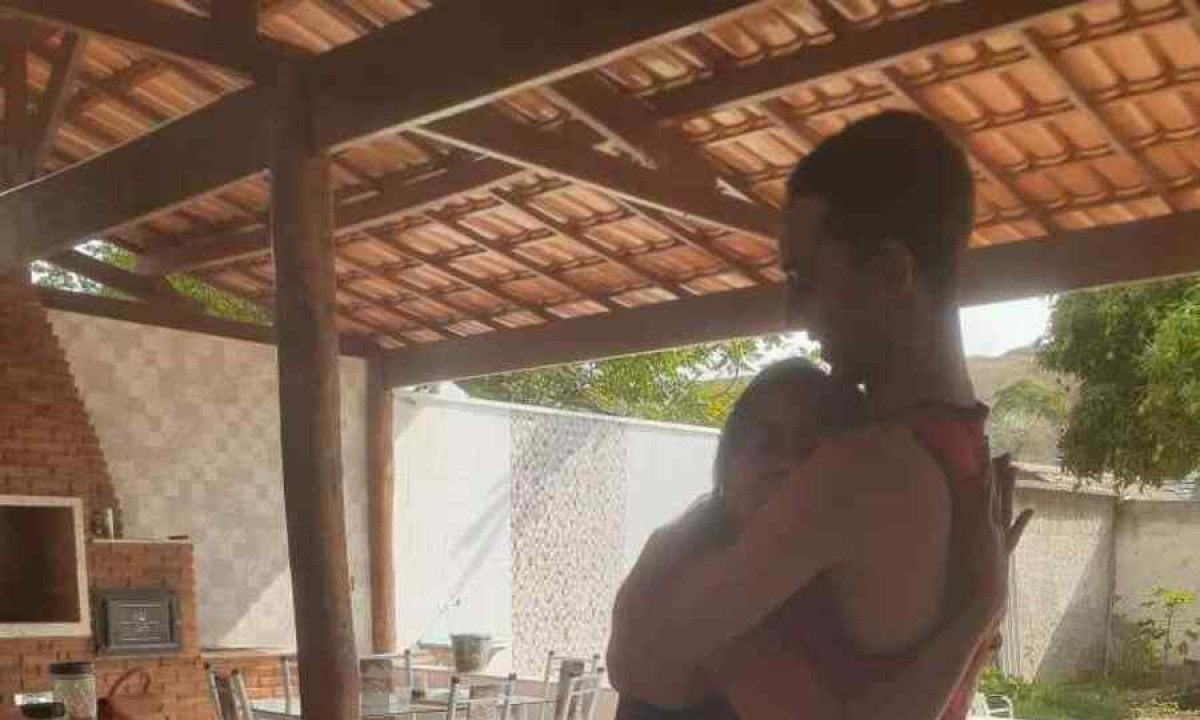O jovem Victor Lima de Andrade foi entregue à mãe, Zuleide Cerqueira Lima -  (crédito: PMMG/Divulgação )