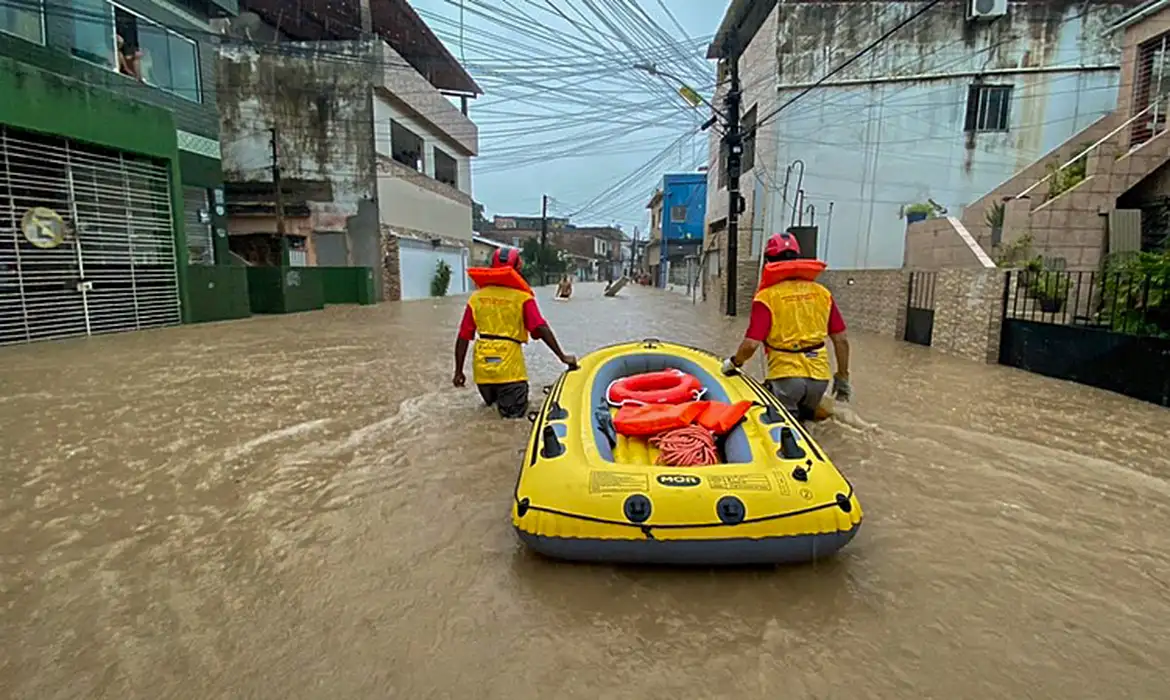 Mudanças climáticas e eventos extremos impactam vacinação no Brasil -  (crédito: EBC - Saúde)