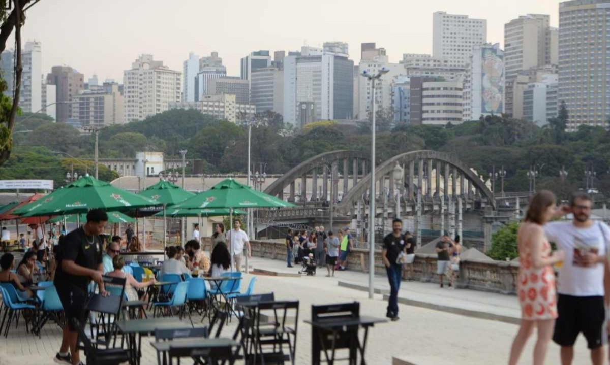 O acesso do primeiro trecho em obras da Rua Sapucaí foi liberado na quarta-feira (18/9) -  (crédito: Túlio Santos/EM/D.A Press)