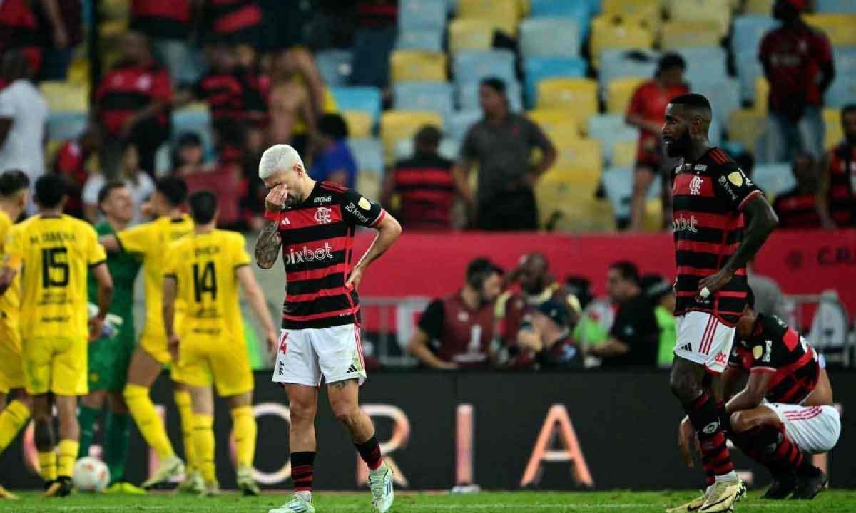 Arrascaeta (E) lamenta a derrota por 1 a 0 para o Peñarol, no Maracanã, pelas quartas de final da Copa Libertadores -  (crédito: Mauro PIMENTEL / AFP)