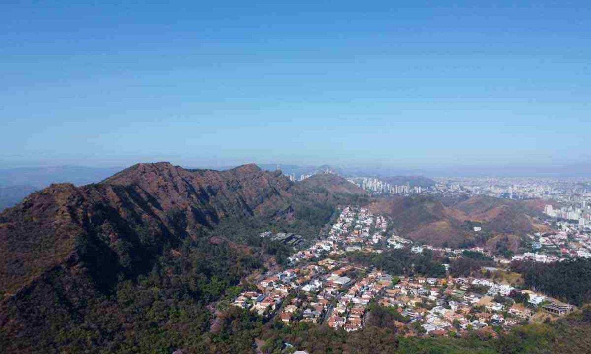 Vista aérea de Belo Horizonte, tendo a Serra do Curral em primeiro plano e a Região Sul em volta, neste mês de setembro, marcado por incêndios
 -  (crédito: Leandro Couri/EM/D.A.Press)