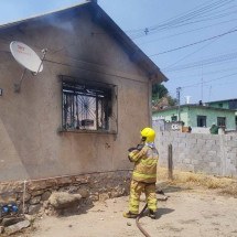 MG: idosa perde quase tudo em incêndio; filho teria ateado fogo na casa - CBMMG