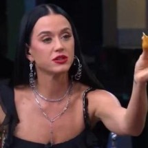 Katy Perry chuta o balde e pede 14 coxinhas de galinha: "Melhor coisa que já comi" - Reprodução TV Globo