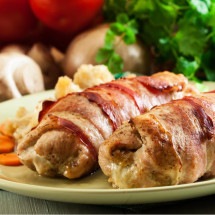 Peito de frango enrolado no bacon (Imagem: Slawomir Fajer | Shutterstock) -  (crédito: EdiCase)