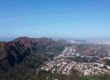 Vista aérea de Belo Horizonte, tendo a Serra do Curral em primeiro plano e a Região Sul em volta, neste mês de setembro, marcado por incêndios
 -  (crédito: Leandro Couri/EM/D.A.Press)