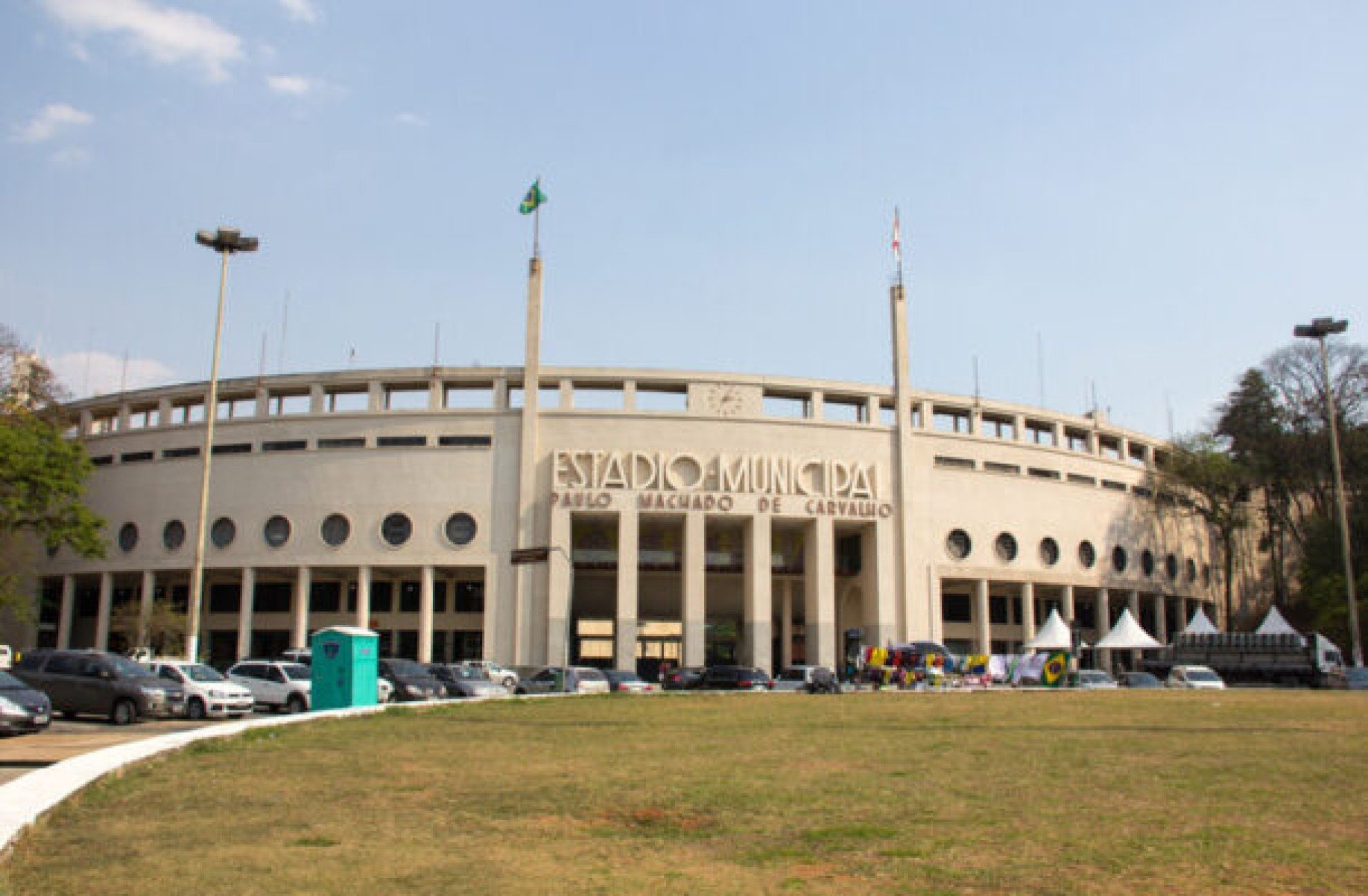 Estádio do Pacaembu reabre oito meses antes do previsto e gera controvérsias