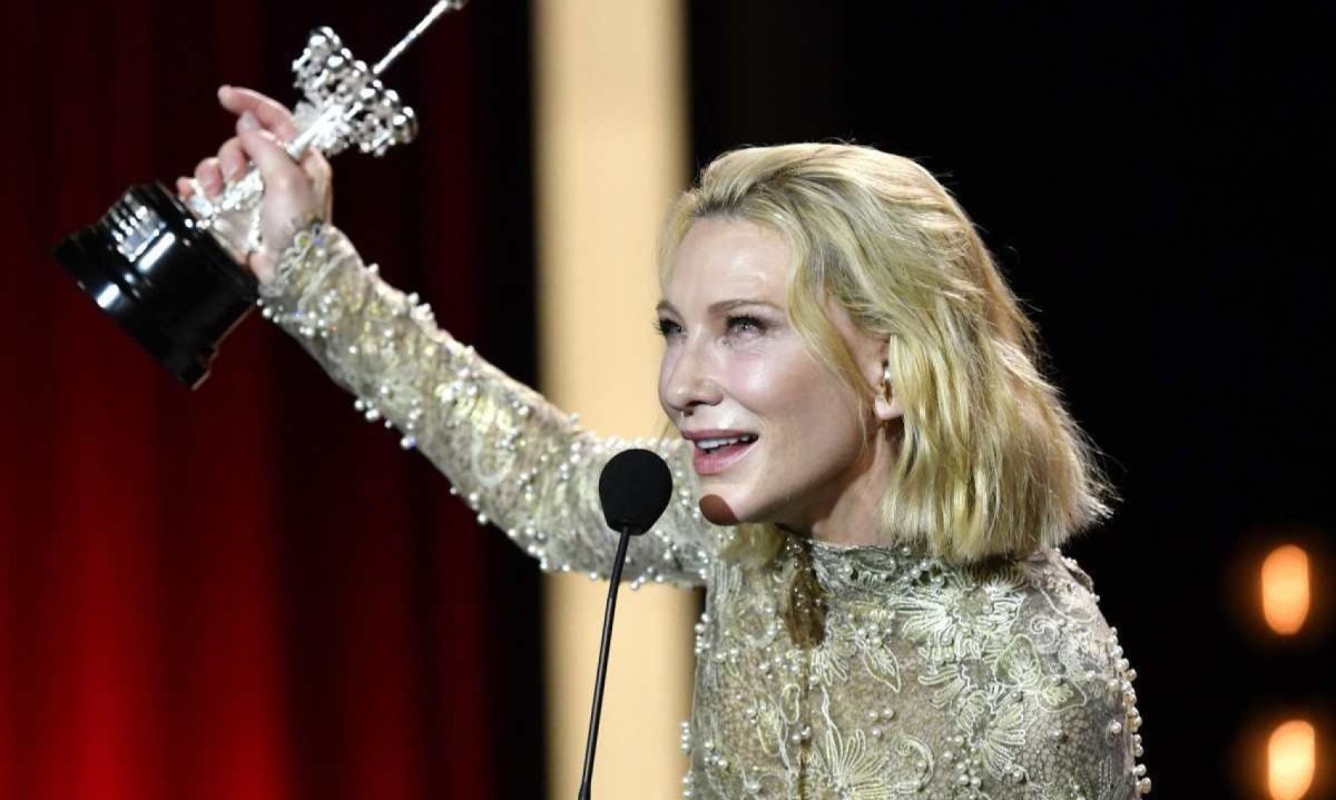 A atriz australiana Cate Blanchett reage ao receber o prêmio Donostia Lifetime Achievement Award em reconhecimento à sua distinta carreira cinematográfica -  (crédito: ANDER GILLENEA / AFP)