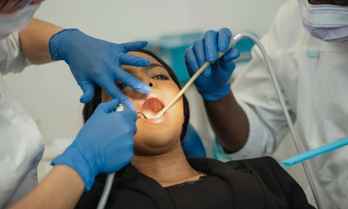 A visita de rotina ao dentista pode ajudar a prevenir doenças cardiovasculares -  (crédito: PEXELS/Divulgação)