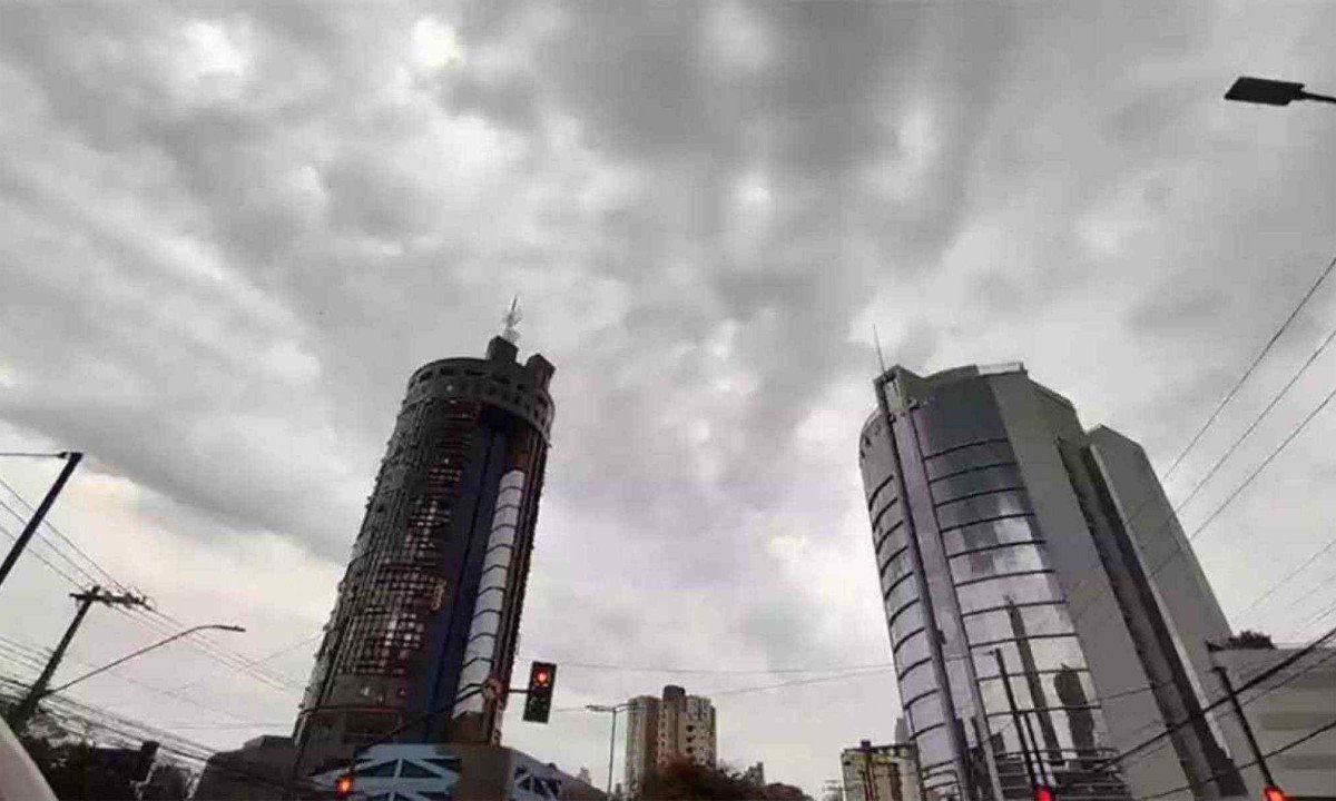 Tempestade pode cair em locais isolados de Belo Horizonte enquanto interior sofre com ondas de calor -  (crédito: Jair Amaral/EM/D.A.Press)