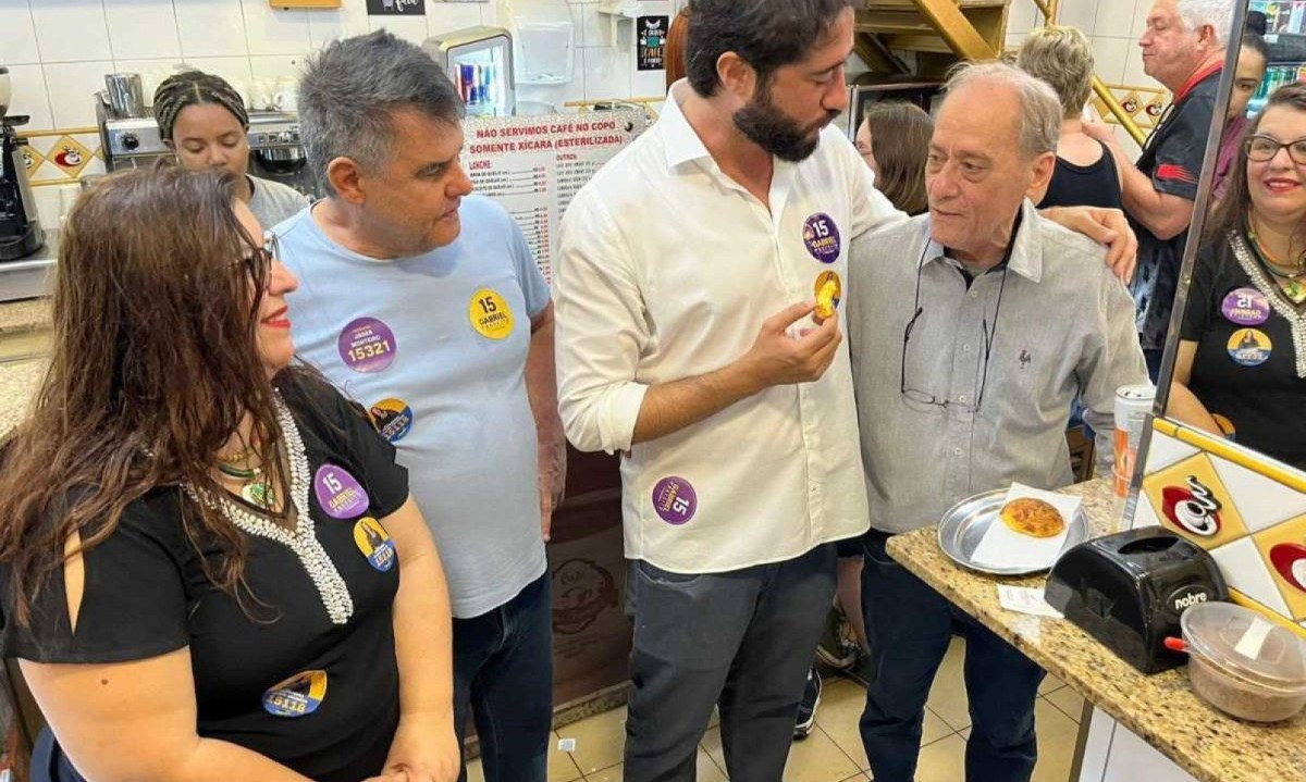 Candidato tomou café no tradicional Café Dois Irmãos, no Mercado Central -  (crédito: Campanha Gabriel Azevedo/Divulgação)