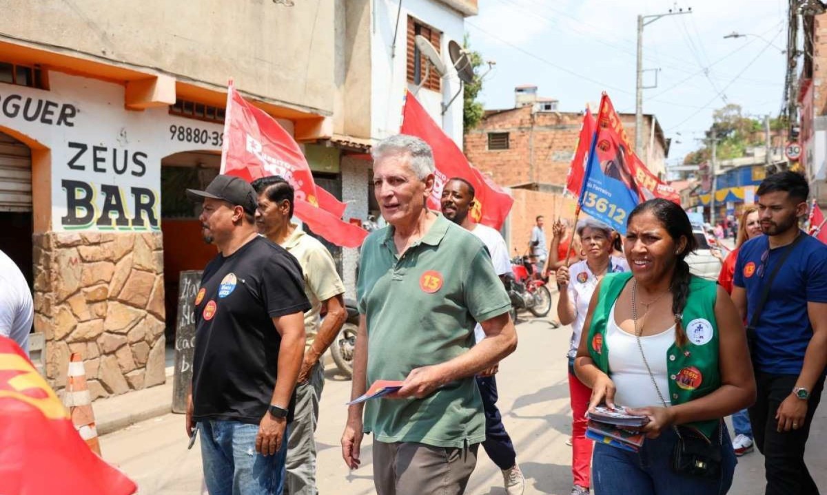 Rogério Correia fez corpo a corpo com eleitores na regional Nordeste de BH -  (crédito: Mariana Bastani/Divulgação)