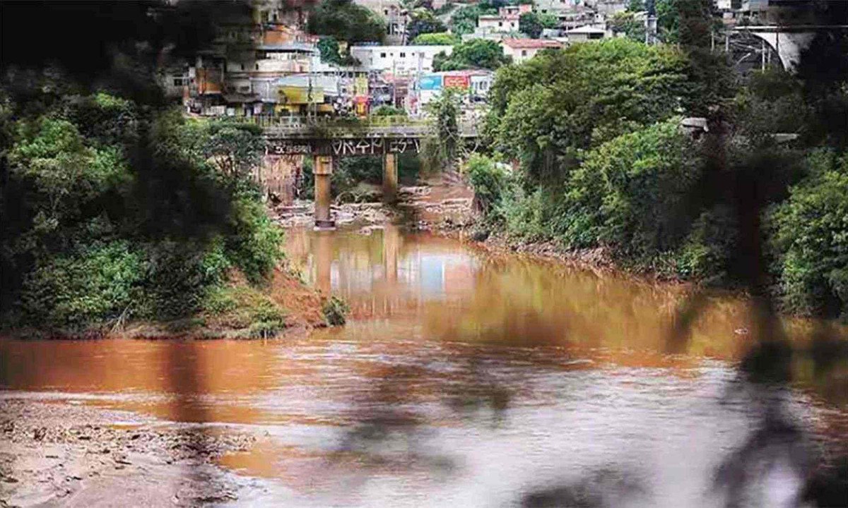 Rio das velhas no encontro com o Ribeirão Arrudas, em Santa Luzia. Carga de esgoto polui a bacia do Rio São Francisco -  (crédito: Alexandre Guzanshe/EM/D.A Press)