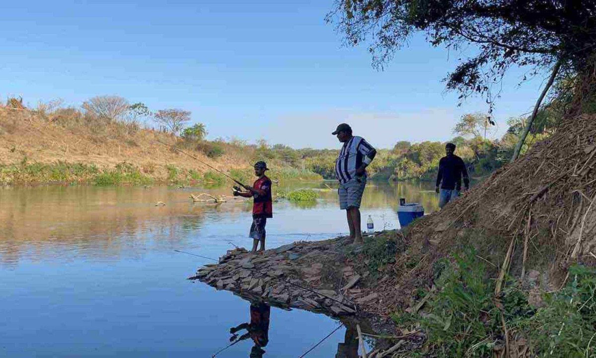 Rio das Velhas em Lagoa Santa: pescadores tentam a sorte na área em que foi detectada mais poluição Pelo Instituto Mineiro de Gestão das Águas  -  (crédito:  Mateus Parreiras/EM/D.A Press)