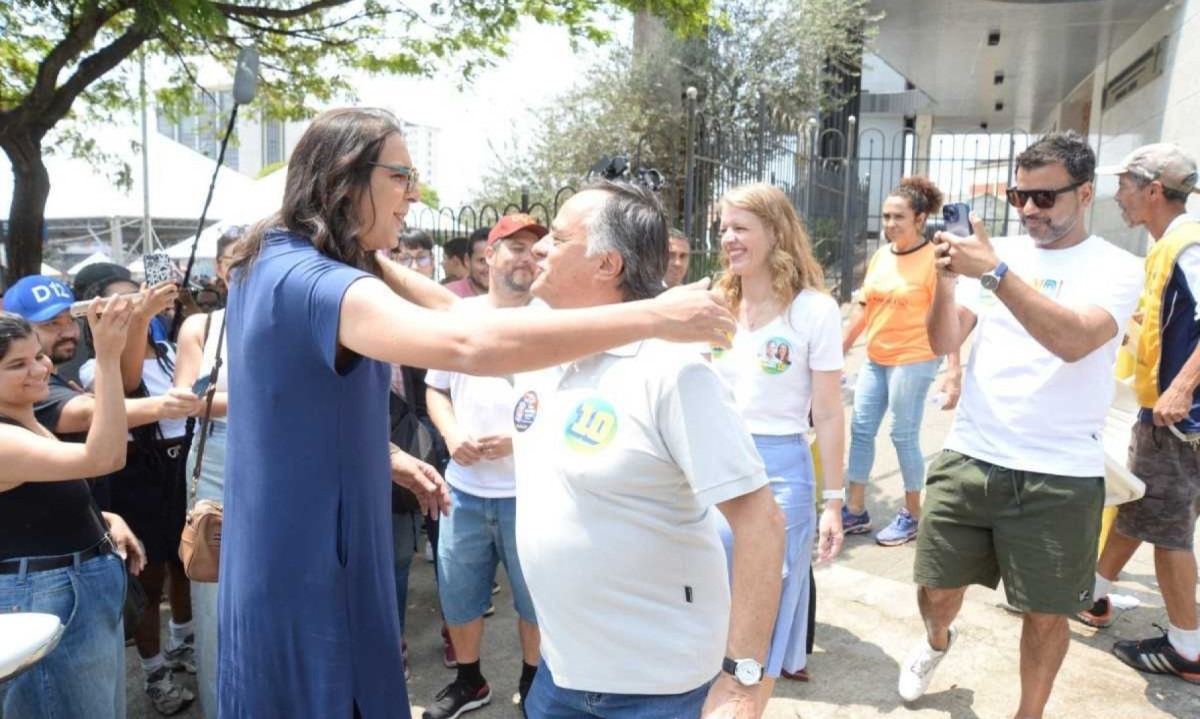 Candidatos à Prefeitura de Belo Horizonte, Duda Salabert e Mauro Tramonte se encontraram durante agenda no Barreiro -  (crédito: Túlio Santos/EM/D.A Press)