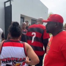 Torcedores do Flamengo estiveram na porta do CT do Flamengo e conversaram com jogadores -  (crédito: Foto: Reprodução de vídeo redes sociais)