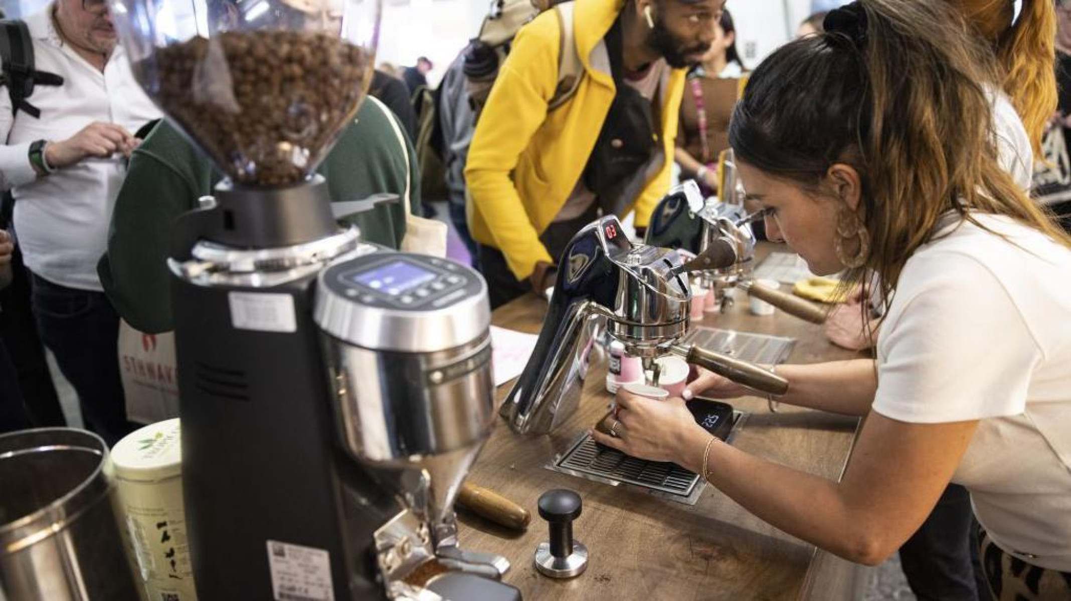 Por que preço do café está disparando no mundo — e o que uma fruta fedorenta tem a ver com isso