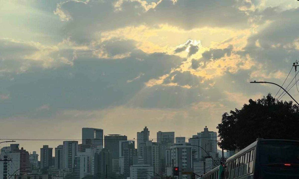 BH registrou chuva na noite de domingo depois de mais de cinco meses; previsão indica céu nublado nesta segunda -  (crédito: Edésio Ferreira/EM/DA Press)