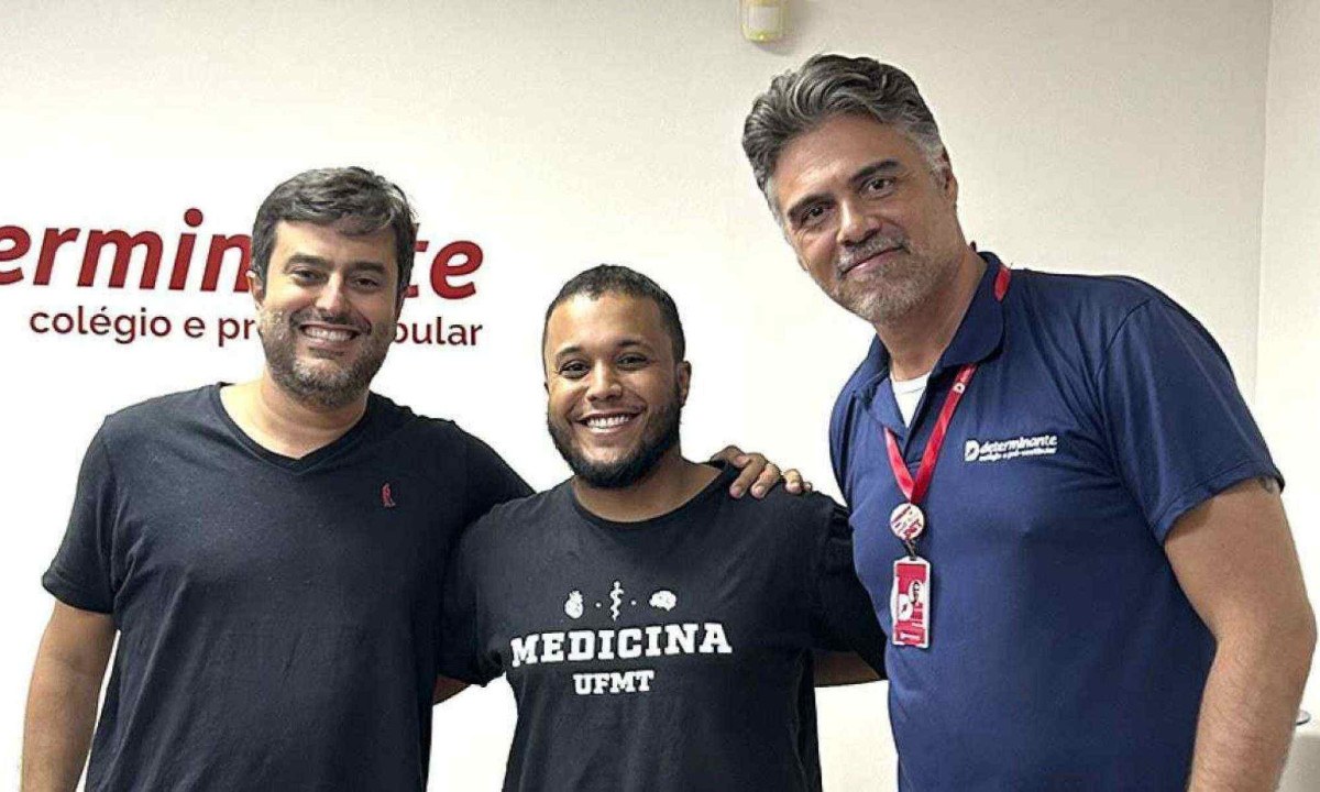 No meio, o estudante de Medicina da Federal do Mato Grosso, Felipe Vaz -  (crédito: Divulgação Determinante)